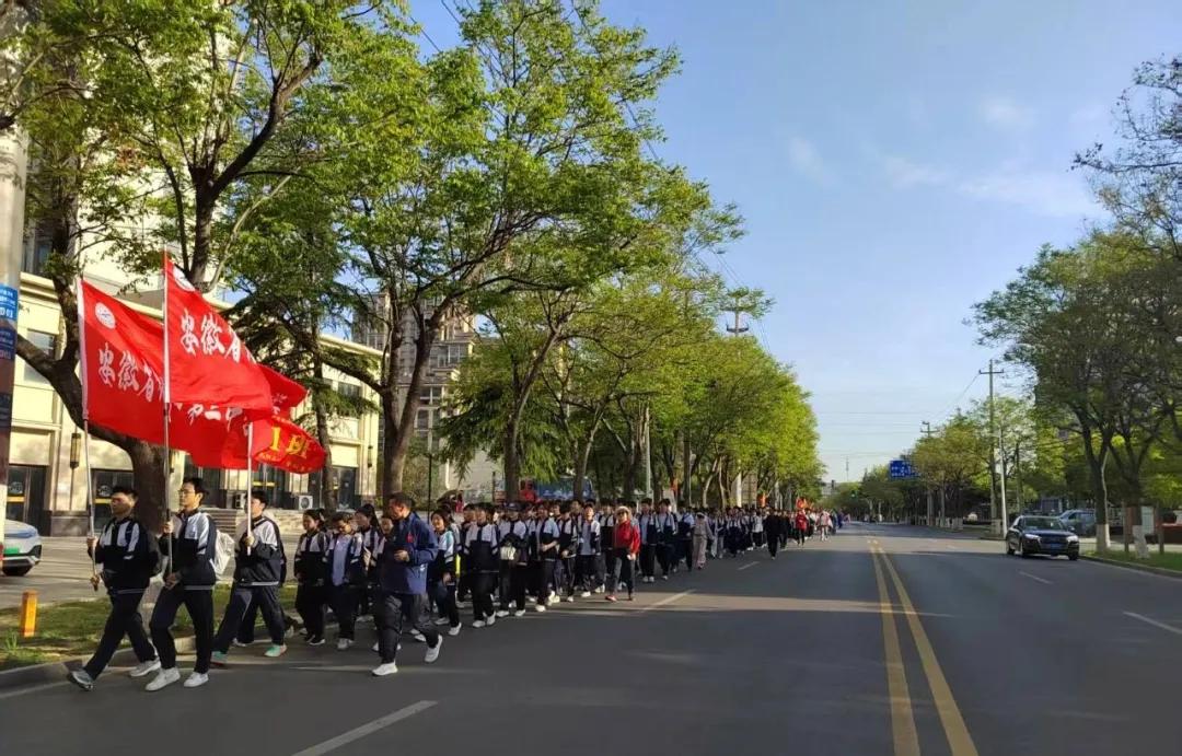 热血青春砺壮志，点燃爱国强军? class=